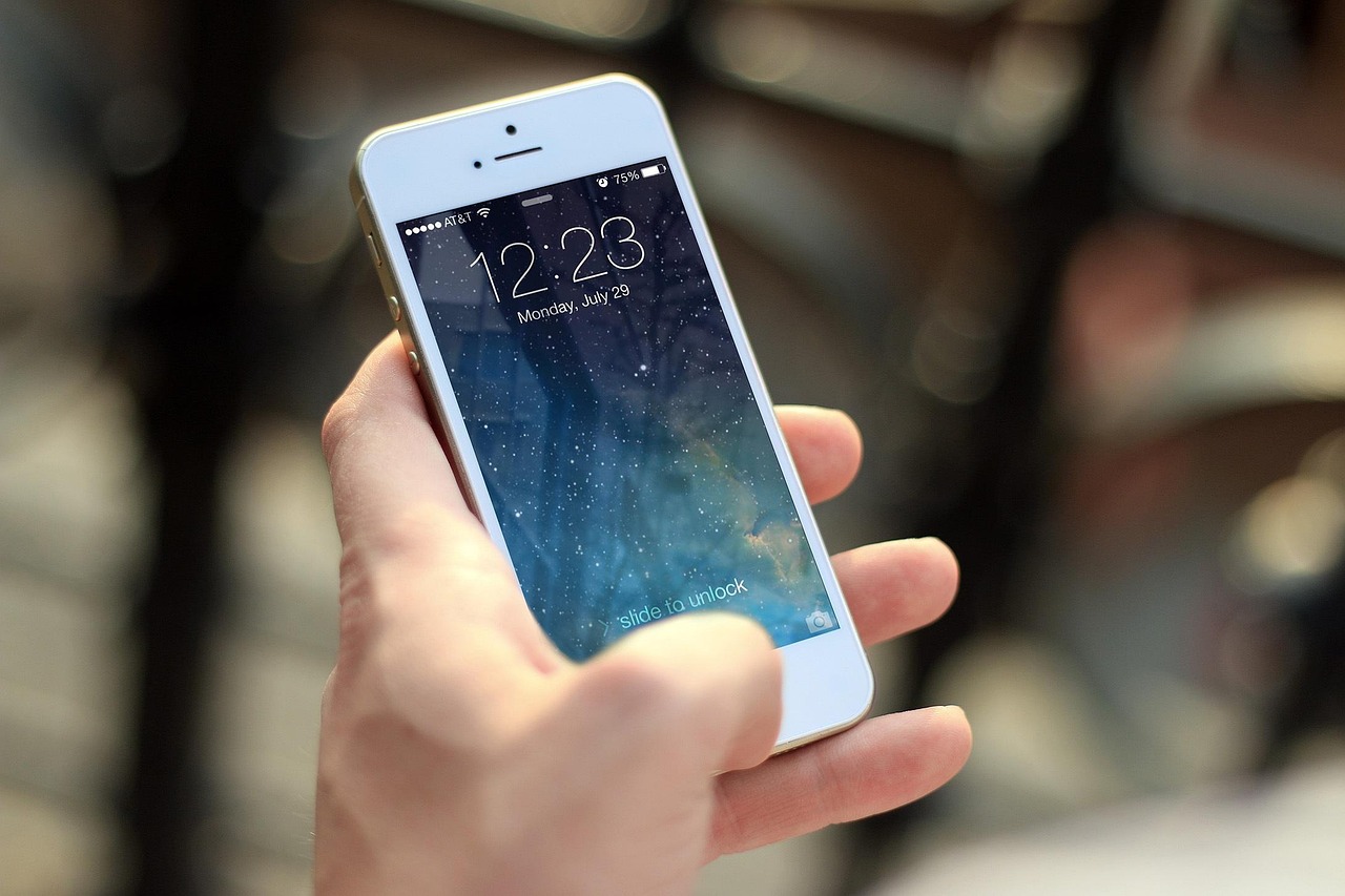Smartphone op draadloos opladen meubilair geplaatst. Smartphone op draadloos opladen meubilair geplaatst.