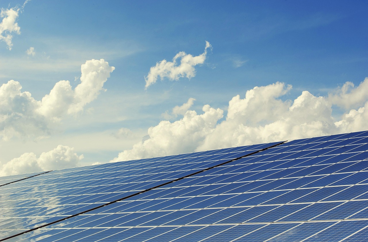 Zonnepanelen geïntegreerd in modern architectonisch ontwerp. Zonnepanelen geïntegreerd in modern architectonisch ontwerp.
