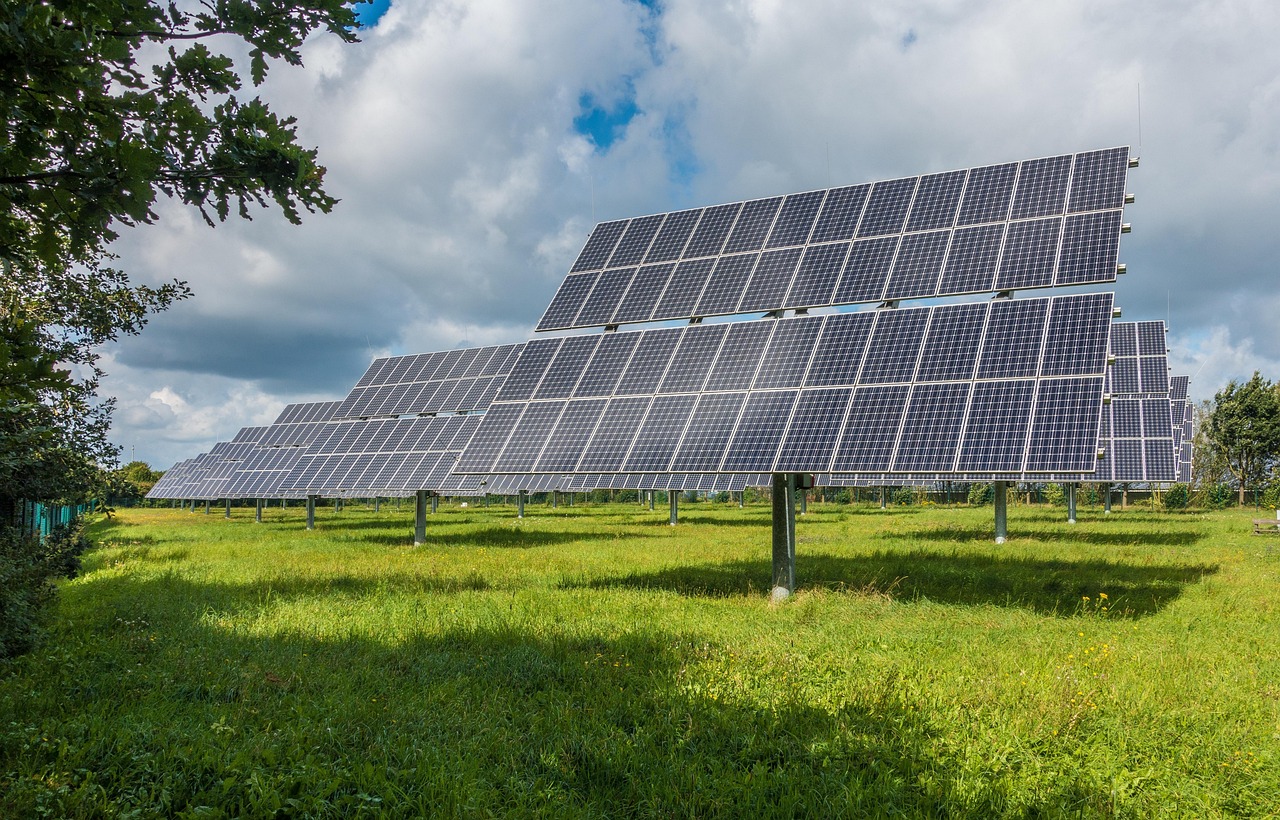 Slimme stadswijk gedomineerd door esthetische zonnepanelen. Slimme stadswijk gedomineerd door esthetische zonnepanelen.