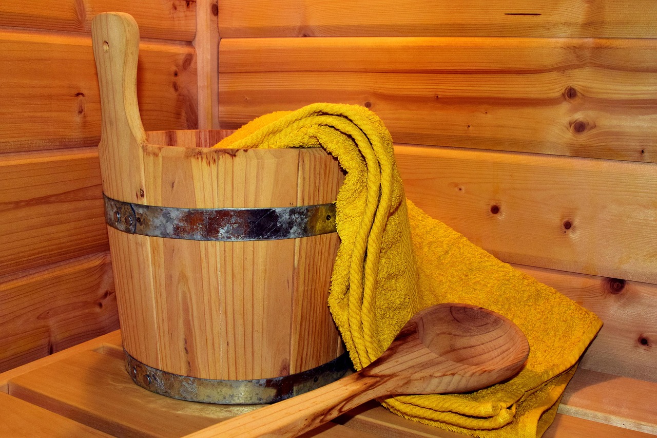 Houten sauna met rook uit schoorsteen. Houten sauna met rook uit schoorsteen.