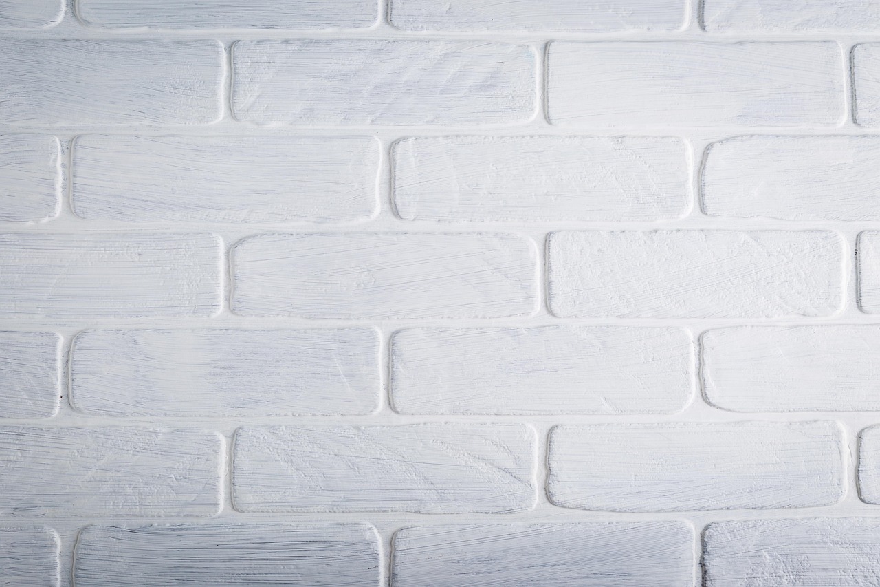 Gezin schildert woonkamer met low-VOC verf. Gezin schildert woonkamer met low-VOC verf.