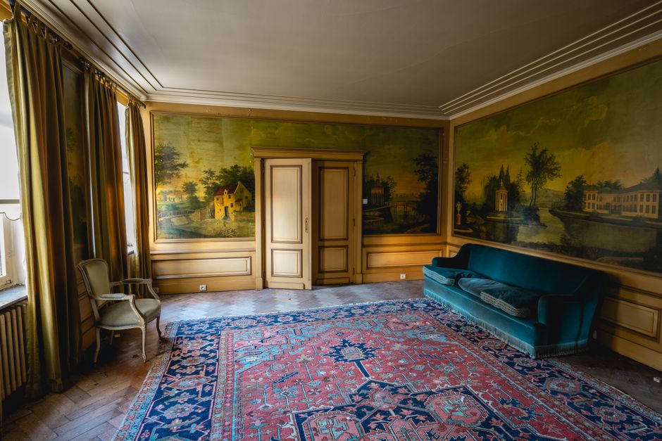 Wijnrode fluwelen bank in sfeervol interieur. Wijnrode fluwelen bank in sfeervol interieur.