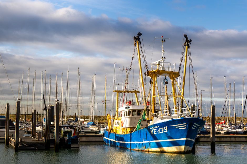Vrolijke gordijnen met zeilboot-patronen voor kinderkamer. Vrolijke gordijnen met zeilboot-patronen voor kinderkamer.