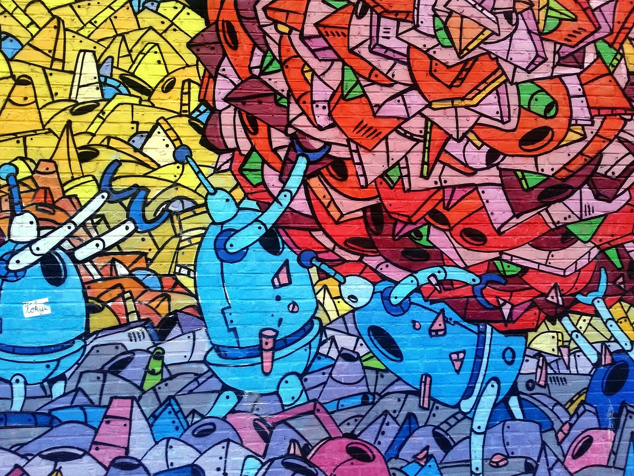Praktische kunst: kleurrijke kruidenrekken in moderne keuken. Praktische kunst: kleurrijke kruidenrekken in moderne keuken.