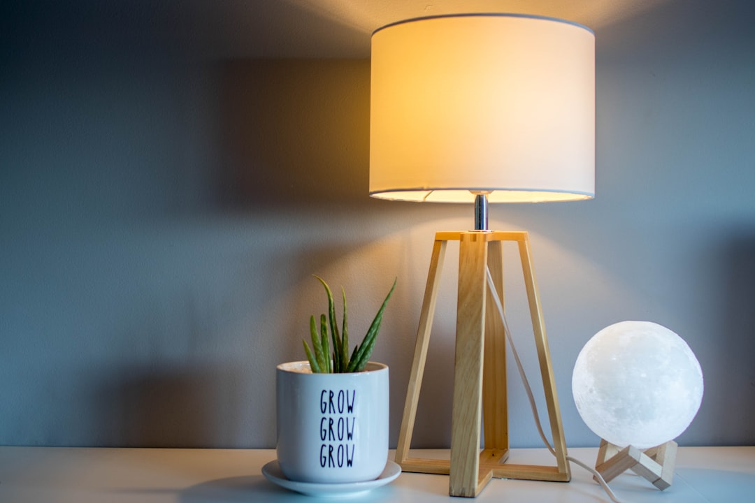 Zonne-energie lampen verlichten moderne woonkamer. Zonne-energie lampen verlichten moderne woonkamer.