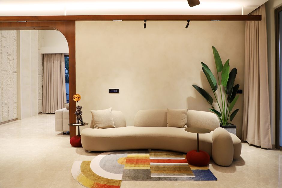 Eco-vriendelijke slaapkamer met houtaccenten en planten. Eco-vriendelijke slaapkamer met houtaccenten en planten.