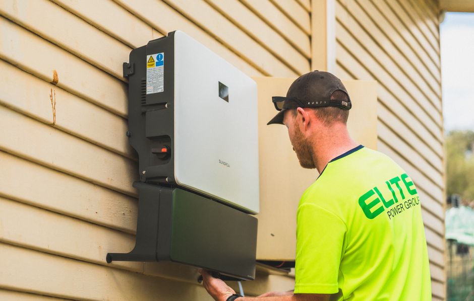 Nieuwe huishoudbatterij naast energiemeter. Nieuwe huishoudbatterij naast energiemeter.