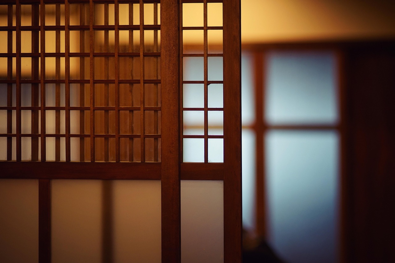 DIY houten lambrisering verfraait eetkamer. DIY houten lambrisering verfraait eetkamer.