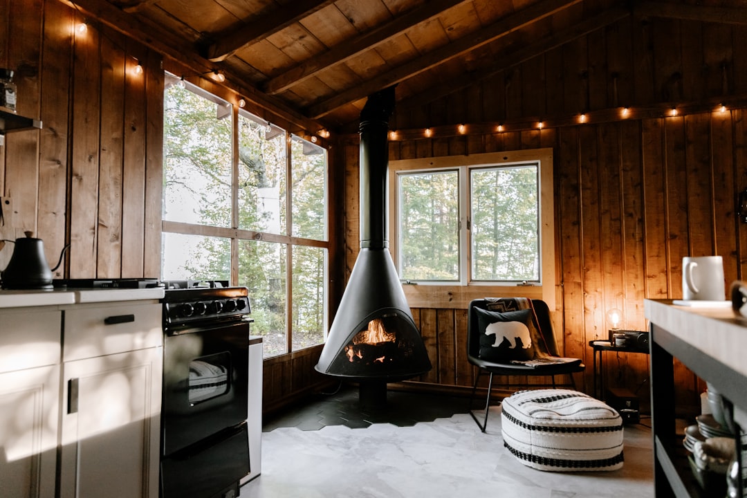 Rustieke houten lambrisering in moderne woonkamer. Rustieke houten lambrisering in moderne woonkamer.
