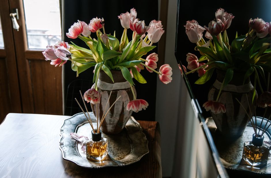 Zomerse geurkaarsen op houten tafel. Zomerse geurkaarsen op houten tafel.