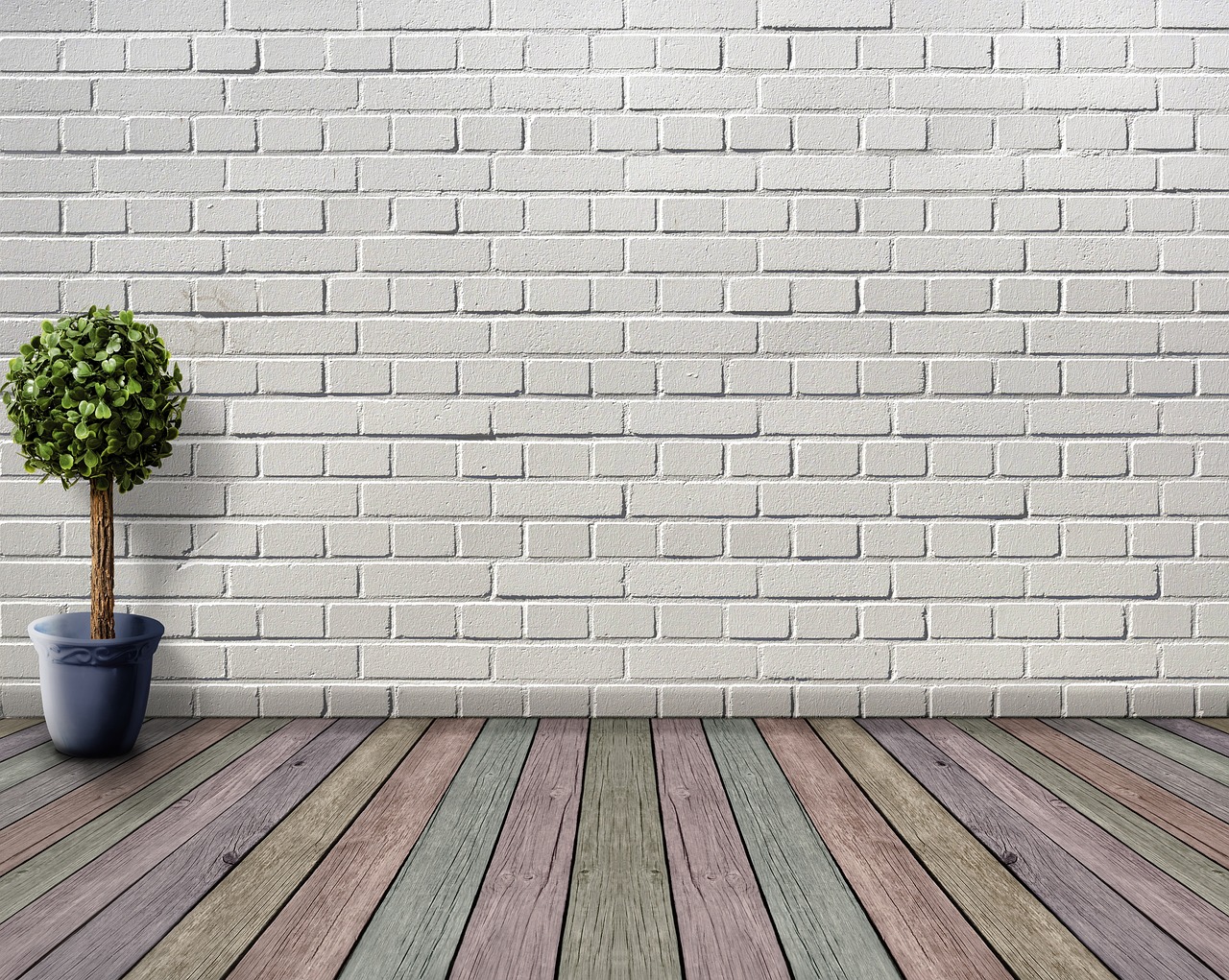 Kunstplant in witte pot op badrand geplaatst. Kunstplant in witte pot op badrand geplaatst.