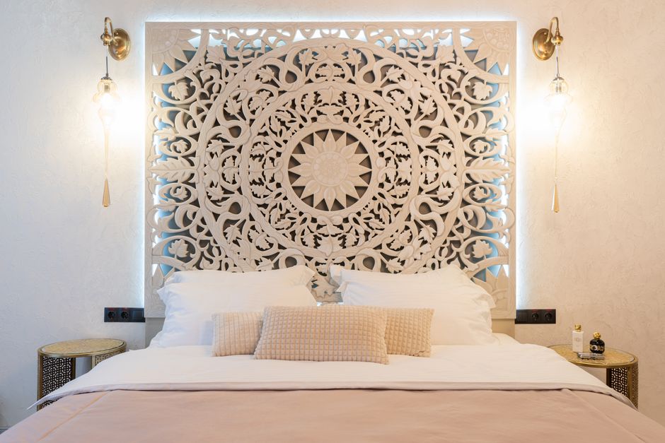Mandala gordijnen met herfstkleuren in slaapkamer. Mandala gordijnen met herfstkleuren in slaapkamer.