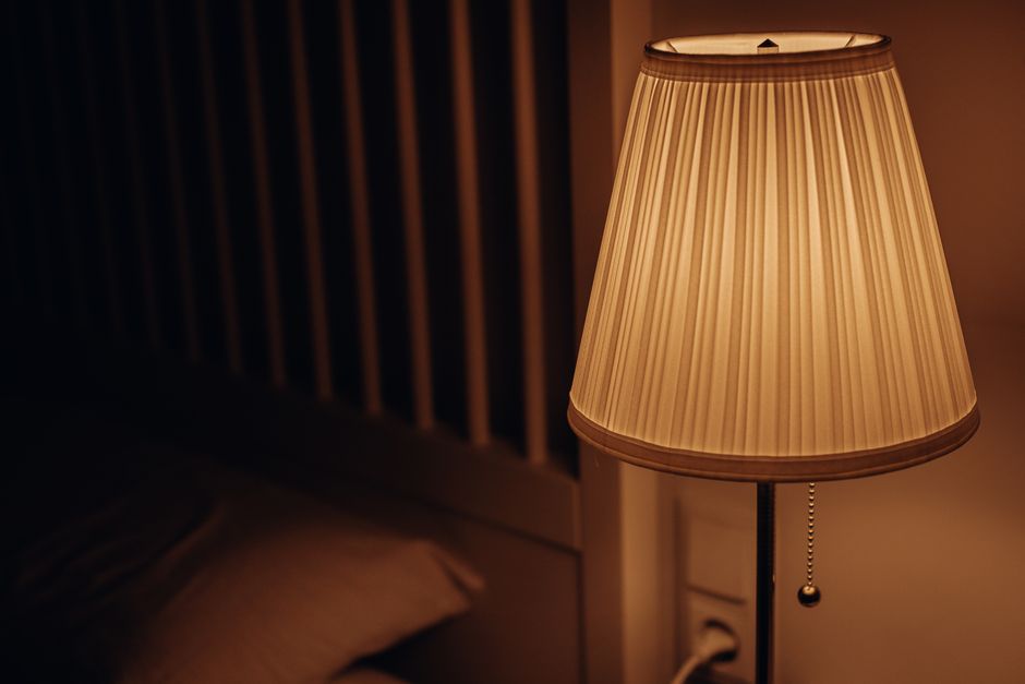 Kaarslicht in een sfeervol ingerichte oktoberkamer. Kaarslicht in een sfeervol ingerichte oktoberkamer.